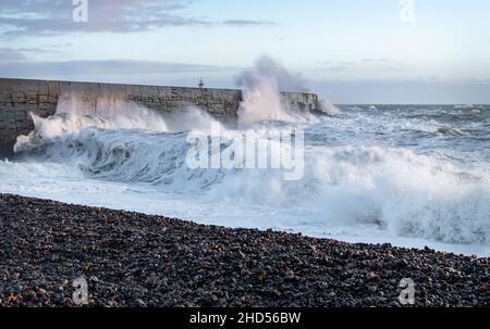 Le onde della tempesta colpiscono il muro del mare a Newhaven in Sussex, Inghilterra Foto Stock