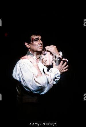 Atto 3: Placido Domingo (Mario Cavaradossi), Maria Ewing (Foria Tosca) in TOSCA di Puccini alla Royal Opera, Covent Garden, Londra WC2 06/07/1991 Direttore: Michel Plasson Set design: Renzo Mongiardino costumi: Marcel Esccoier illuminazione revival: John B Leggi il regista originale: Franco Zeffirelli regista revival: John Cox Foto Stock