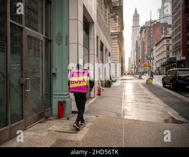 Un lavoratore per il servizio di consegna superveloce di generi alimentari Buyk a New York il giorno di Natale, sabato 25 dicembre 2021. Servizi di consegna Buyk, Frigo No More,1520mins e Jokr sono stati fortemente pubblicità. (© Richard B. Levine) Foto Stock