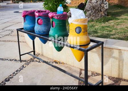 Vasi di argilla di colore blu, giallo e verde per carta, plastica, metallo, vetro. Raccolta rifiuti in un hotel di Egitto. Foto Stock