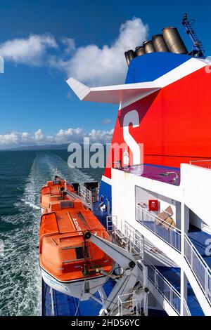 Stena Superfast VIII traghetto da Belfast, Irlanda del Nord a Cairnryan, Scozia, mentre naviga fuori dal porto di Belfast, Regno Unito. Foto Stock