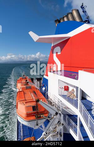 Stena Superfast VIII traghetto da Belfast, Irlanda del Nord a Cairnryan, Scozia, mentre naviga fuori dal porto di Belfast, Regno Unito. Foto Stock