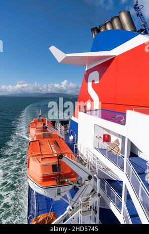 Stena Superfast VIII traghetto da Belfast, Irlanda del Nord a Cairnryan, Scozia, mentre naviga fuori dal porto di Belfast, Regno Unito. Foto Stock