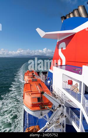 Stena Superfast VIII traghetto da Belfast, Irlanda del Nord a Cairnryan, Scozia, mentre naviga fuori dal porto di Belfast, Regno Unito. Foto Stock