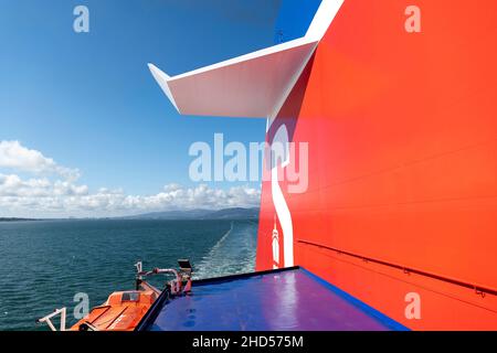 Stena Superfast VIII traghetto da Belfast, Irlanda del Nord a Cairnryan, Scozia, mentre naviga fuori dal porto di Belfast, Regno Unito. Foto Stock