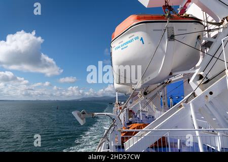 Stena Superfast VIII traghetto da Belfast, Irlanda del Nord a Cairnryan, Scozia, mentre naviga fuori dal porto di Belfast, Regno Unito. Foto Stock