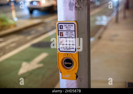 Un segnale crosswalk udibile attaccato ad un palo leggero è visto a Chelsea a New York il martedì 28 dicembre 2021. Un giudice federale ha ordinato alla città di installare oltre 9000 dispositivi acustici per assistere i non vedenti. La città ha oltre 13.000 intersezioni con meno di 1000 dispositivi installati. (© Richard B. Levine) Foto Stock