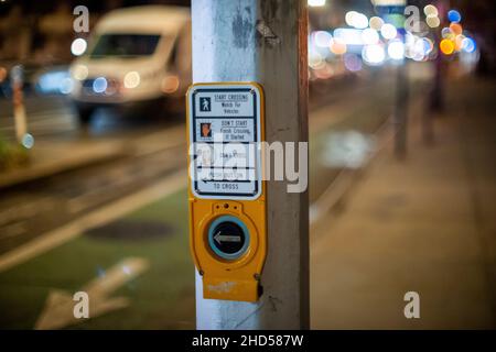 Un segnale crosswalk udibile attaccato ad un palo leggero è visto a Chelsea a New York il martedì 28 dicembre 2021. Un giudice federale ha ordinato alla città di installare oltre 9000 dispositivi acustici per assistere i non vedenti. La città ha oltre 13.000 intersezioni con meno di 1000 dispositivi installati. (© Richard B. Levine) Foto Stock