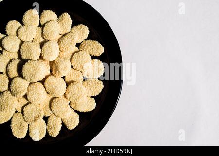 Il cibo dolce indiano Rewri anche conosciuto come rewadi o revadi è popolare cibo indiano makar sankranti festival, fatto di jaggery o gud con semi di sesamo Foto Stock