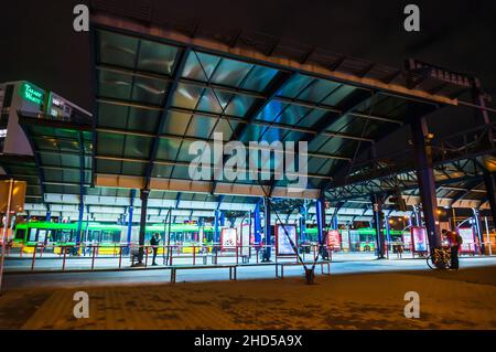 Fermata dell'autobus della stazione Rataje di notte a Poznan, Polonia Foto Stock