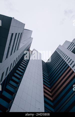 Basso angolo di edifici moderni Foto Stock