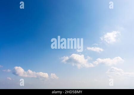 cielo con nuvole soffici. cumulo bianco sparso paesaggio nuvoloso su un profondo blu gradiente di atmosfera. sole estate tempo. bella natura sfondo. meta Foto Stock