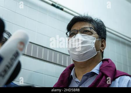 Hong Kong, Cina. 03rd Jan 2022. Fondatore di Citizen News, ex-presidente della Hong Kong Journalists Association, Chris Yeung Kin-hing parla durante la conferenza stampa.a seguito di un grande giro di 200 poliziotti che razziavano Stand News il 29 gennaio 2021, un altro indipendente Hong Kong on-line news media, Hong Kong Citizen News ha annunciato che cesserà tutte le operazioni la domenica, 2 gennaio 2022, citando i timori ai suoi colleghi giornalisti sotto l'attuale contesto politico, un altro colpo di pressione per la libertà in questa città un tempo semi-autonoma. Credit: SOPA Images Limited/Alamy Live News Foto Stock