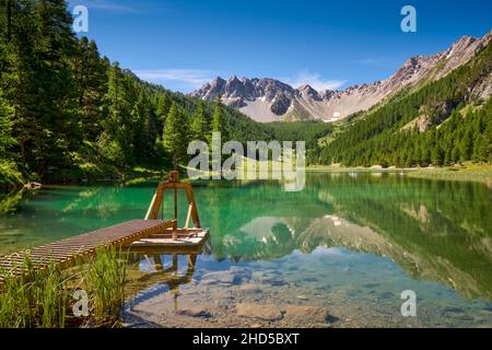 Lago Orceyrette in estate con foresta di larici. Regione di Briancon nelle Alte Alpi. Alpi francesi meridionali, Francia Foto Stock