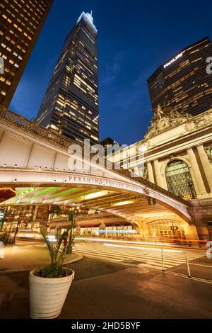 Ingresso del Grand Central Terminal di New York City (monumento storico) illuminato in serata e un grattacielo Vanderbilt. 42nd Street, Midtown Manhattan Foto Stock