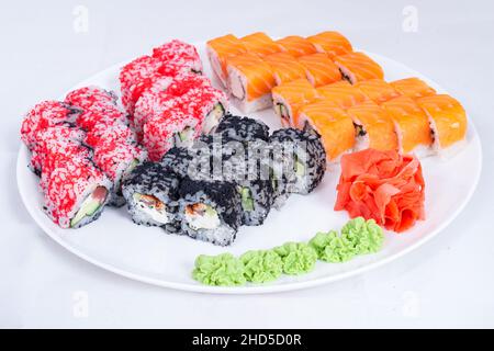 Cucina giapponese - Sushi Roll con gamberi e conger, avocado, Tobiko e formaggio. Sushi roll tempura, cucina giapponese Foto Stock
