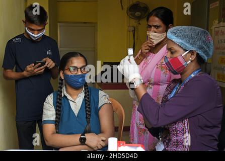 Mumbai, India. 03rd Jan 2022. Un operatore sanitario si prepara a somministrare una dose di vaccino Covaxin ad uno studente della scuola Sainath a navi Mumbai.in India è stata lanciata la vaccinazione per i bambini di età compresa tra i 15-18 e i 24 anni. Credit: SOPA Images Limited/Alamy Live News Foto Stock