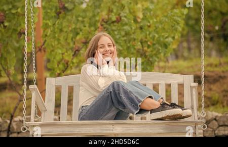 relax nel parco. attività estiva. emozioni positive. bel bambino in altalena. bambini che oscillano all'aperto. Foto Stock