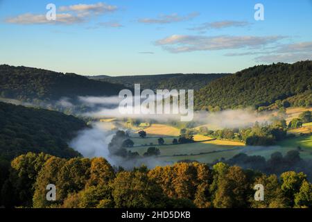 Mist sopra il ponte di Bigsweir nella valle di Wye inferiore. Foto Stock