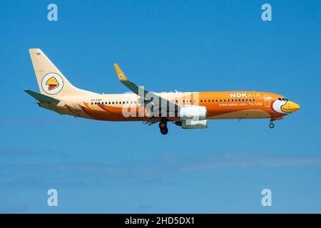 Phuket, Thailandia - 25 novembre 2013: Aereo NOK Air passeggeri in aeroporto. Programmare il viaggio del volo. Aviazione e aerei. Trasporto aereo. Interno globale Foto Stock