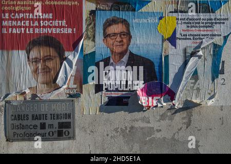 I manifesti di Nathalie Arthaud e Jean-Luc Melenchon sono visti bloccati su un trasformatore elettrico con un cartello 'Danger de Mort'. L'elezione del Presidente della Repubblica Francese si svolgerà domenica 10 aprile 2022 per il primo turno e domenica 24 aprile 2022 per il secondo turno. A Guadalupa, Martinica, Guyana francese, St. Pierre e Miquelon, St. Barthélemy, St. Martin e Polinesia francese, gli elettori voteranno sabato 9 aprile e sabato 23 aprile a causa della differenza di tempo. Foto Stock