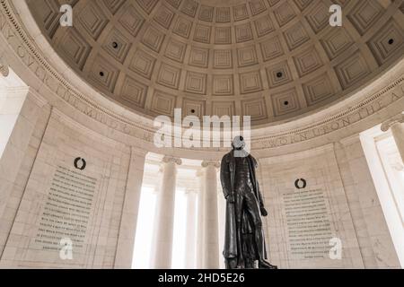 Statua e iscrizione all'interno del Thomas Jefferson Memorial, Washington, DC USA Foto Stock