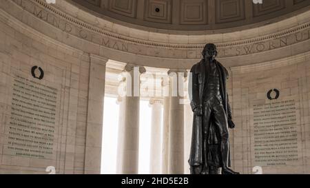 Statua e iscrizione all'interno del Thomas Jefferson Memorial, Washington, DC USA Foto Stock