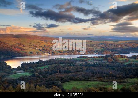 Tramonto sul lago Windermere. Foto Stock