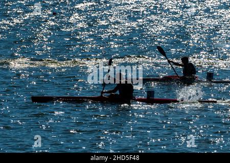 Kayak, torre di gru, ghirlanda di luci e candele, skulling, gufo innevato, corse di kayak Foto Stock