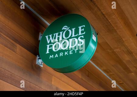 Kirkland, WA USA - circa 2021 luglio: Vista ad angolo basso di un cartello circolare Whole Foods Market. Foto Stock