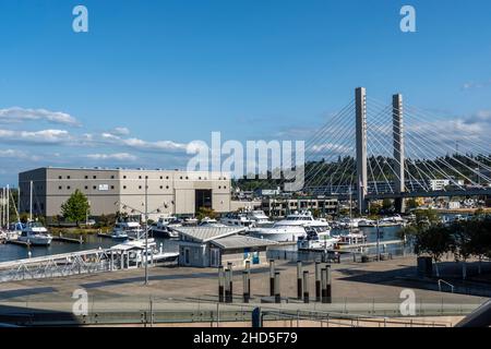 Tacoma, WA USA - circa Agosto 2021: Vista del Tacoma East 21st Street Bridge in un giorno soleggiato, nuvoloso centro città. Foto Stock