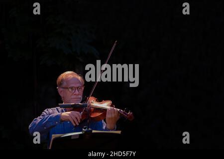 Un violinista della Kernow Chamber suona al Trebah Garden Amphitheater in Cornovaglia. Foto Stock