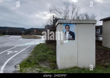 Cherbourg-en-Cotentin, Normandia, Francia. 24th Dic 2021. Un manifesto elettorale del candidato Jean Luc Melenchon del partito la France Insoumise (LFI) è visto bloccato all'ingresso di una zona industriale, su un posto elettrico. Egli pretende di rappresentare i lavoratori e chiede un primo dei partiti di sinistra sotto il nome di ''primaire Populaire''. L'elezione del presidente della Repubblica francese si svolgerà domenica 10 aprile 2022 per il primo turno e domenica 24 aprile; 2022 per il secondo round.in Guadalupa, Martinica, Guyana Francese, St. Pierre e Miquelon, St. Barthél Foto Stock