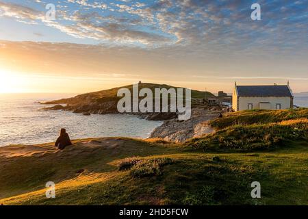 Luce dorata di un intenso tramonto su Towan Head sulla costa di Newquay in Cornovaglia. Foto Stock