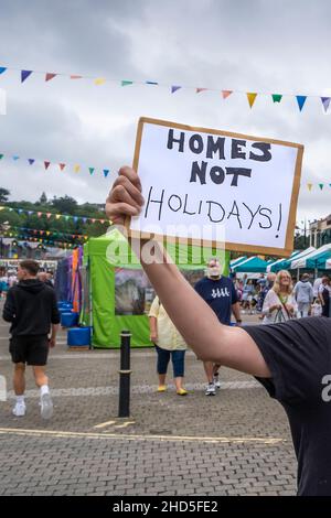 Manifestanti dimostranti a Truro per evidenziare la grave crisi immobiliare in Cornovaglia. Foto Stock