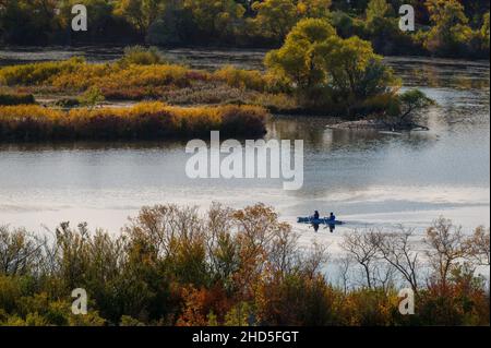 Kayak, torre di gru, ghirlanda di luci e candele, skulling, gufo innevato, corse di kayak Foto Stock