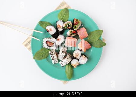 Vari tipi di sushi maki, philadelphia, maki, salmone, riso, Insalata cibo delizioso e sano Foto Stock