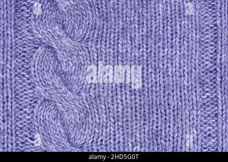 Lilla maglia molto peri, maglia fatta a mano. Colore dell'anno 2022 molto peri toned Foto Stock
