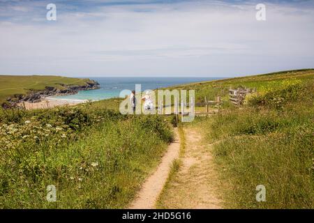 Un sentiero che conduce attraverso i campi ad una porta di legno e che conduce a Polly Porth Joke a Newquay in Cornovaglia. Foto Stock