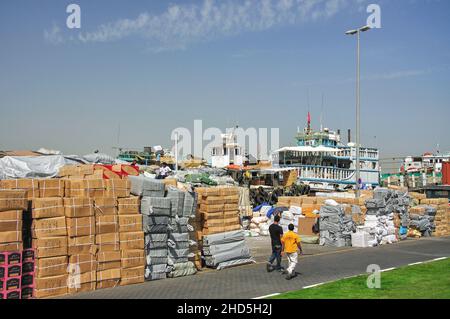 Il carico delle merci sul Trading Dhow sul Dubai Creek, Deira, Dubai, Emirati Arabi Uniti Foto Stock