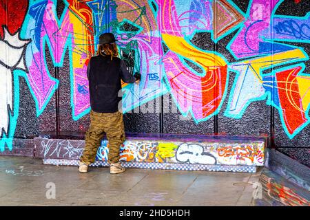 Londra Inghilterra UK Gennaio 02 2022, colorata Spray Painted Wall Art Graffiti lungo Queens Walk Southbank London Skate Park Foto Stock