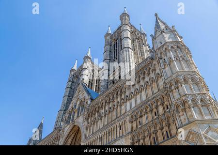 Di fronte alla cattedrale di Lincoln. Foto Stock