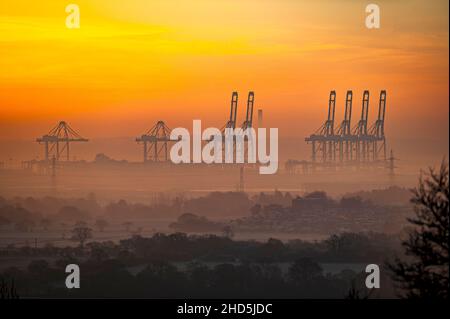 Un'alba d'inverno nebbiosa sopra il DP World London Gateway Port a Coryton in Essex. Foto Stock