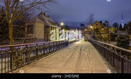 Polonia, Danzica, Oliwa - 23 febbraio 2018: Vista sul vecchio mulino illuminato e sulla città vecchia innevata di Oliwa. Foto Stock