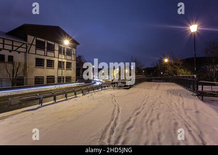 Polonia, Danzica, Oliwa - 23 febbraio 2018: Vista sul vecchio mulino illuminato e sulla città vecchia innevata di Oliwa. Foto Stock