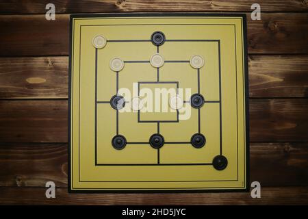 Vista dall'alto sul tabellone con giochi di strategia in bianco e nero per due persone: morris o Mills da nove uomini Foto Stock