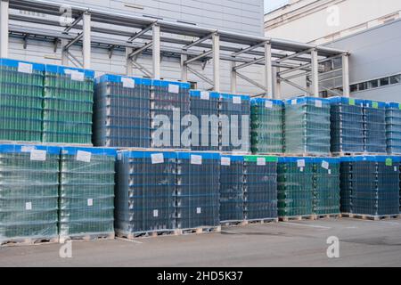 Stoccaggio di bottiglie all'aperto, prodotto finito della fabbrica di birra Foto Stock