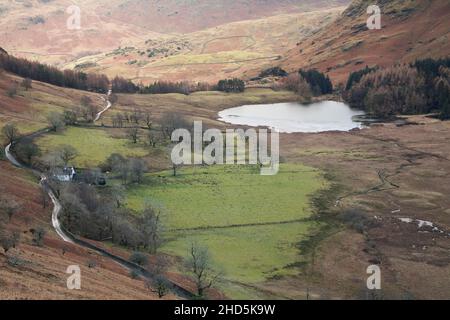 Blea Tarn dalle pendici di Side Pike, nella zona di Langdale del Lake District inglese Foto Stock