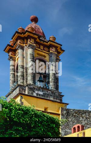 Un campanile ornato della Chiesa dell'Immacolata Concezione, costruito tra il 1755 e il 1842 con il cielo blu massiccio a San Miguel de Allende, Messico Foto Stock