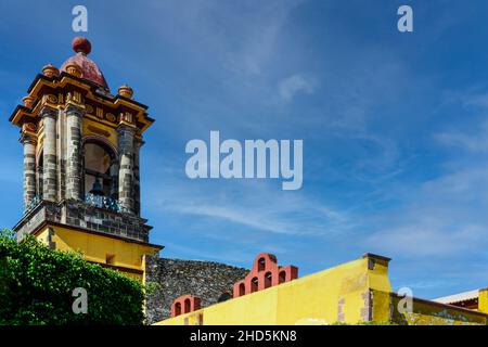 Il campanile della Chiesa dell'Immacolata Concezione, costruito tra il 1755 e il 1842 con il cielo blu massiccio a San Miguel de Allende, Messico Foto Stock